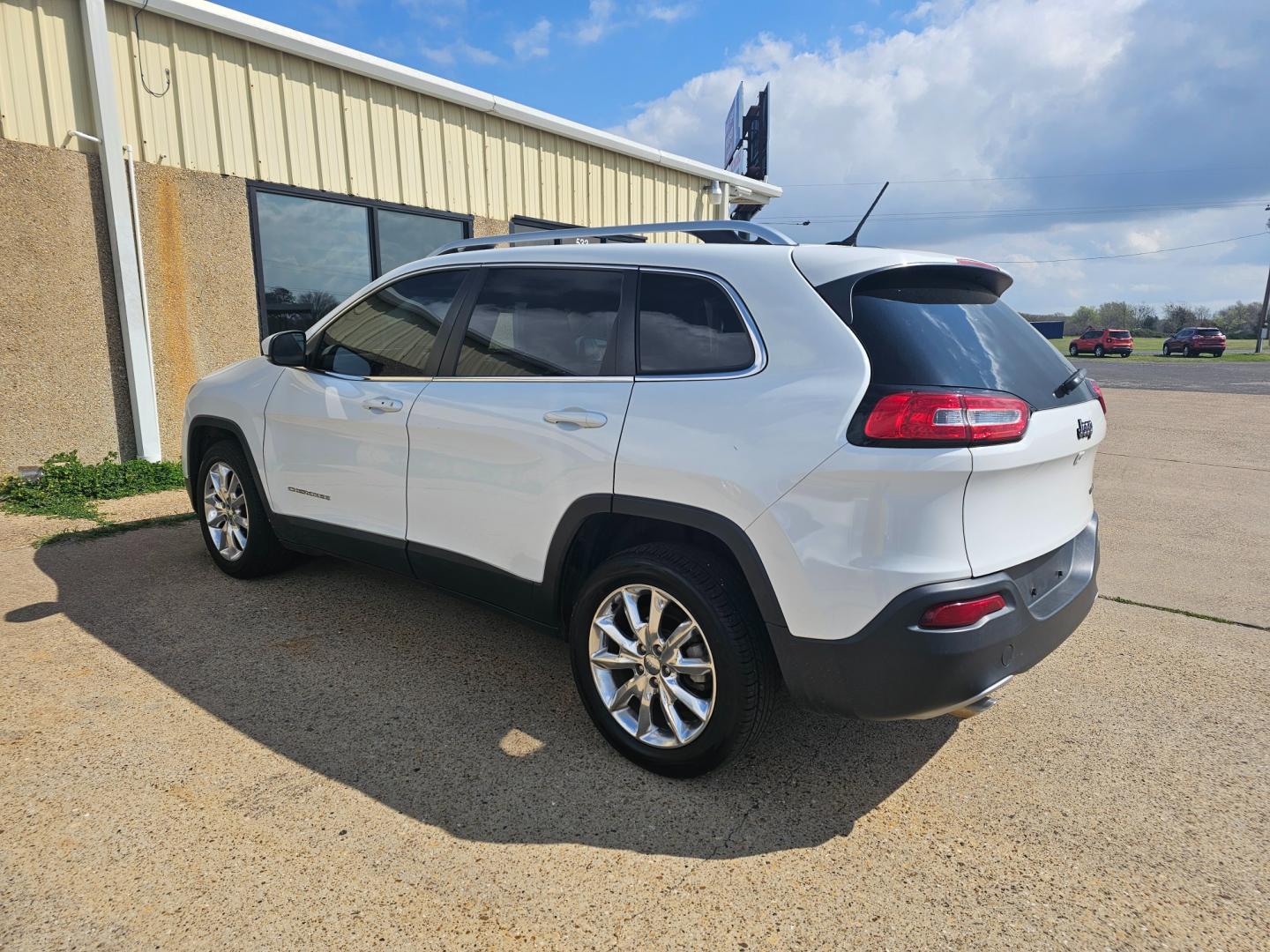 2014 WHITE Jeep Cherokee Limited FWD (1C4PJLDB4EW) with an 2.4L L4 DOHC 16V engine, 9-Speed Automatic transmission, located at 533 S Seven Points BLVD, Seven Points, TX, 75143, (430) 255-4030, 32.313999, -96.209351 - Photo#3